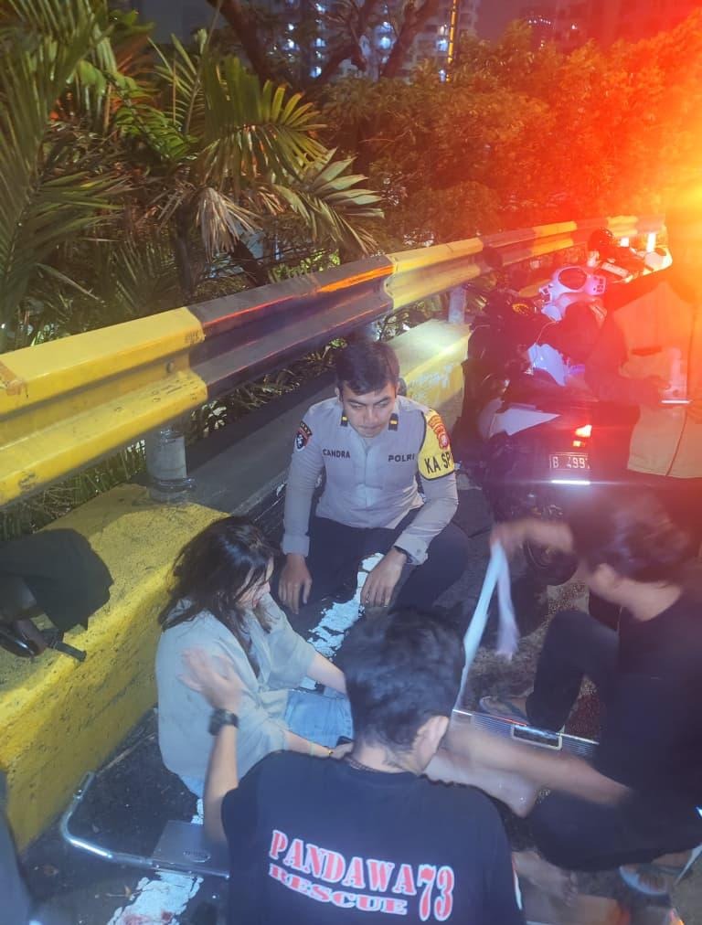 IMG-20261002-WA0070 Polisi Evakuasi Dua Korban Kecelakaan Tunggal di Flyover Senayan dari Saluran 110 1
