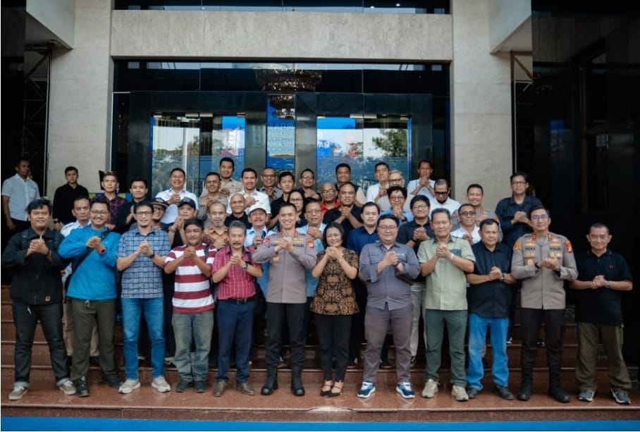 Kapolda Metro Jaya Komjen Pol. Prof Dadang Hartanto: Mendengar dan Siap Dikritik 1 Kapolda Metro Jaya Komjen Pol. Prof Dadang Hartanto: Mendengar dan Siap Dikritik 2