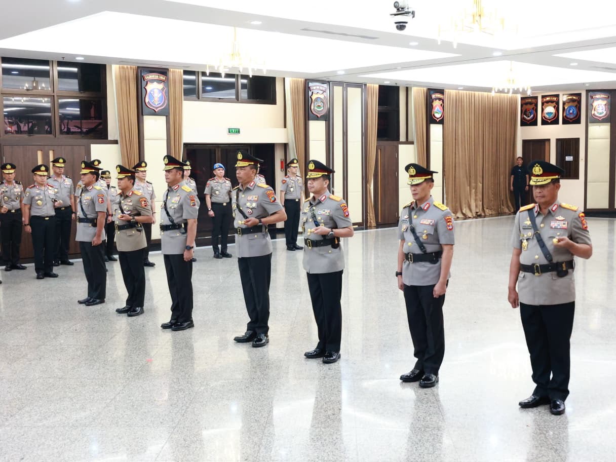 Kapolri Pimpin Sertijab Kakorlantas dan Tiga Kapolda di Mabes Polri 1 Kapolri Pimpin Sertijab Kakorlantas dan Tiga Kapolda di Mabes Polri 2