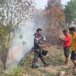 Sigap Cegah Karhutla, Babinpotmar Kodaeral IV Bersama Warga Berhasil Padamkan Kebakaran Lahan di Sagulung 25