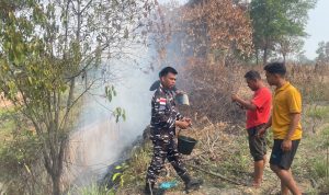 IMG-20261027-WA0017 Sigap Cegah Karhutla, Babinpotmar Kodaeral IV Bersama Warga Berhasil Padamkan Kebakaran Lahan di Sagulung 2