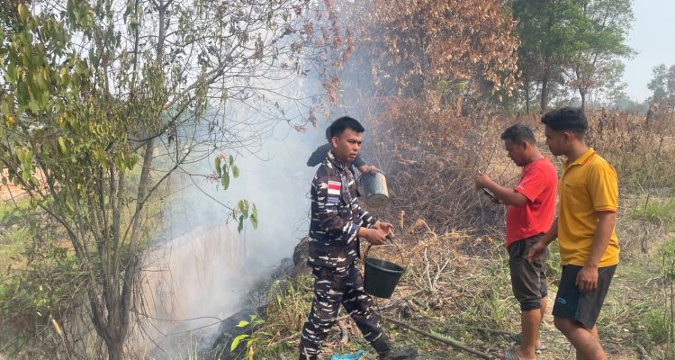 Sigap Cegah Karhutla, Babinpotmar Kodaeral IV Bersama Warga Berhasil Padamkan Kebakaran Lahan di Sagulung 5