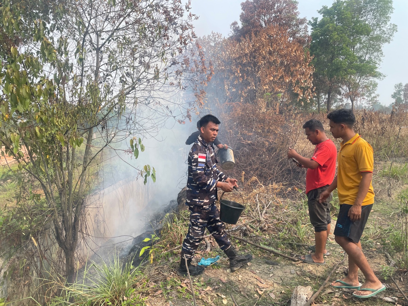 IMG-20261027-WA0017 Sigap Cegah Karhutla, Babinpotmar Kodaeral IV Bersama Warga Berhasil Padamkan Kebakaran Lahan di Sagulung 1