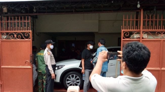 63466-polisi-saat-mendatangi-rumah-orang-tua-veronica-koman-terkait-peristiwa-ledakan-diduga-bom Polisi Terus Mendalami Teror di Rumah Orang Tua Veronica Koman 1