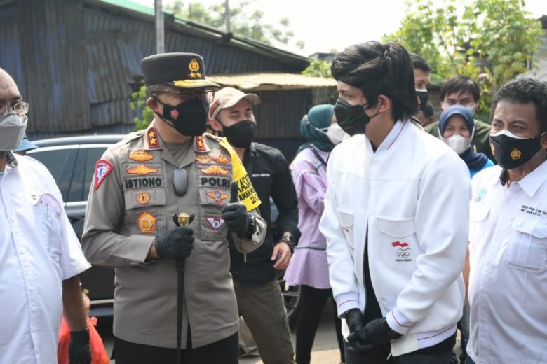 955c0c0d-7ecd-4d5b-b1fc-a06cb5d86695-1 Polri Gandeng Atta Halilintar Bagikan Bansos kepada Korban PHK 9