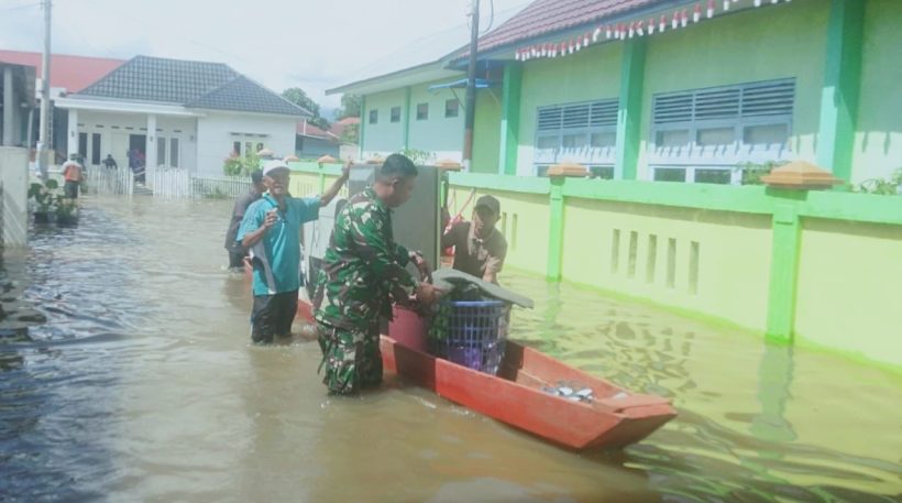 TNI Aktif Tangani Bencana Banjir di Jambi 12
