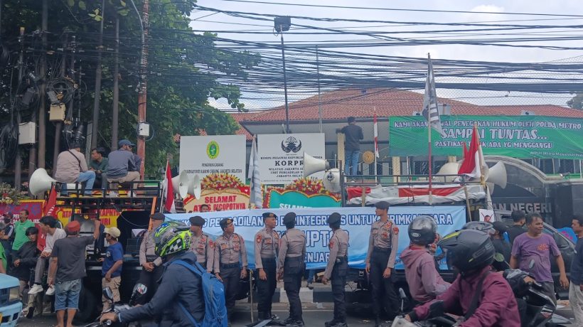 Jelang Putusan Praperadilan Firli Bahuri, Demonstran Gelar Aksi di PN Jaksel 10