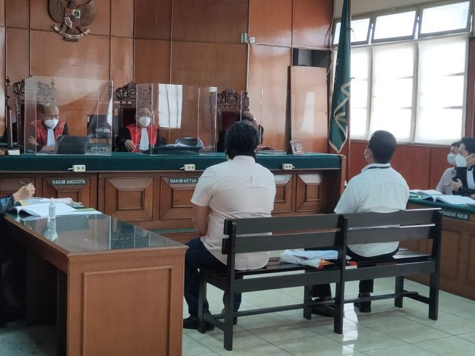 Dixi dan penyidik berdampingan memberikan keterangan Sidang Keterangan Palsu, Polisi Bilang Jaksa Hilangkan Pasal 55 KUHP 8