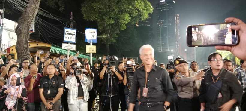Ganjar-Mahfud Tiba di KPU, Pakai Baju Warna Berbeda 13