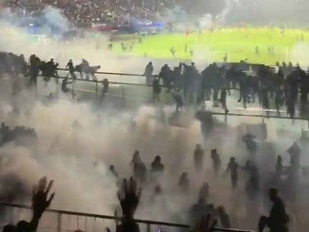 Tembakkan Gas Air Mata di Stadion Kanjuruhan, Polisi Disebut Langgar SOP 44