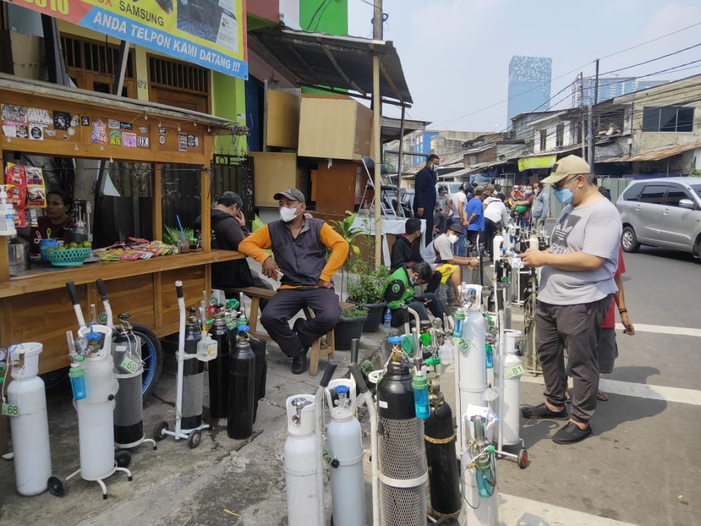 Antrian Pembeli Oksigen Masih Mengular 10