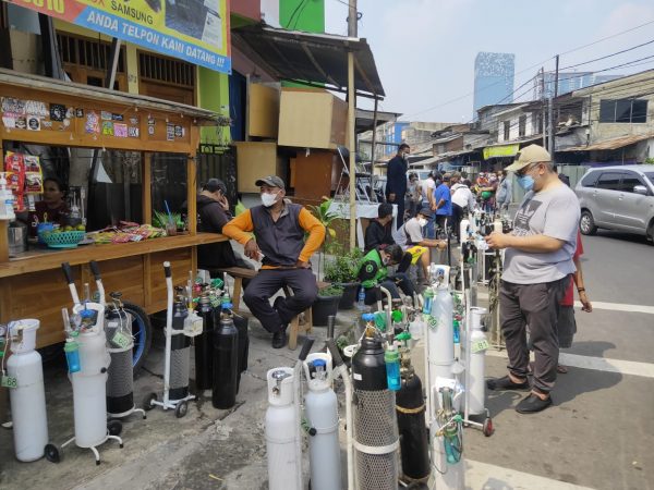 Antrian Pembeli Oksigen Masih Mengular 37