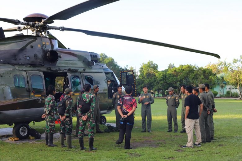 TNI Evakuasi Dua Jenazah Teroris Poso Dengan Heli Caracal 10