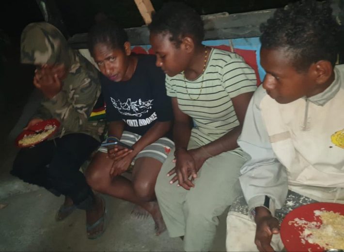 Satgas TNI Yonif RK 751/VJS Bantu Evakuasi Korban Kebakaran 9