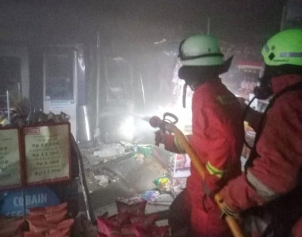 Minimarket di Priok Ludes Dilalap Sijago Merah 39