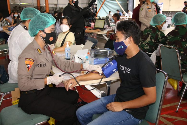 Kapolri dan Panglima TNI Kompak Tinjau Vaksinasi Massal 8