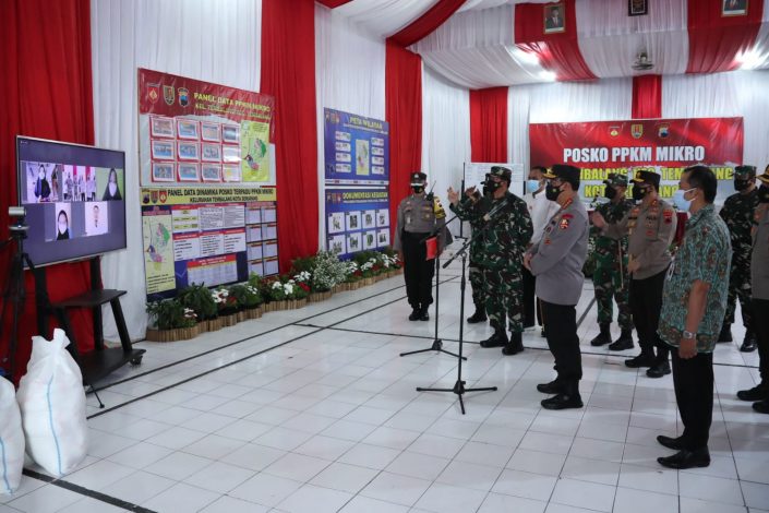 Kapolri dan Panglima TNI  Semangati Warga yang Isoman 27