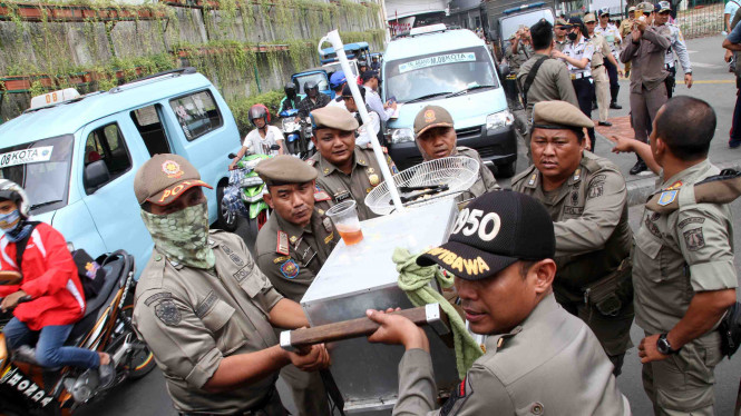 Petugas Satpol PP DKI Jakarta Dilarang Ambil Barang Pedagang Saat Penertiban PPKM 21