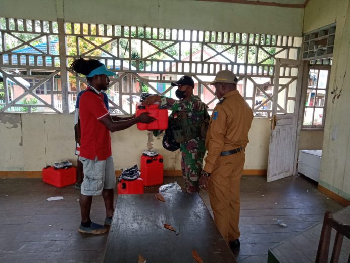 Satgas Yonif 751/VJS Hadiri Acara Pembagian Mesin Perahu untuk Enam Suku 12