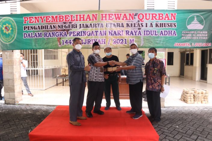 PN Jakut Bagikan 700 Besek Daging Qurban 51