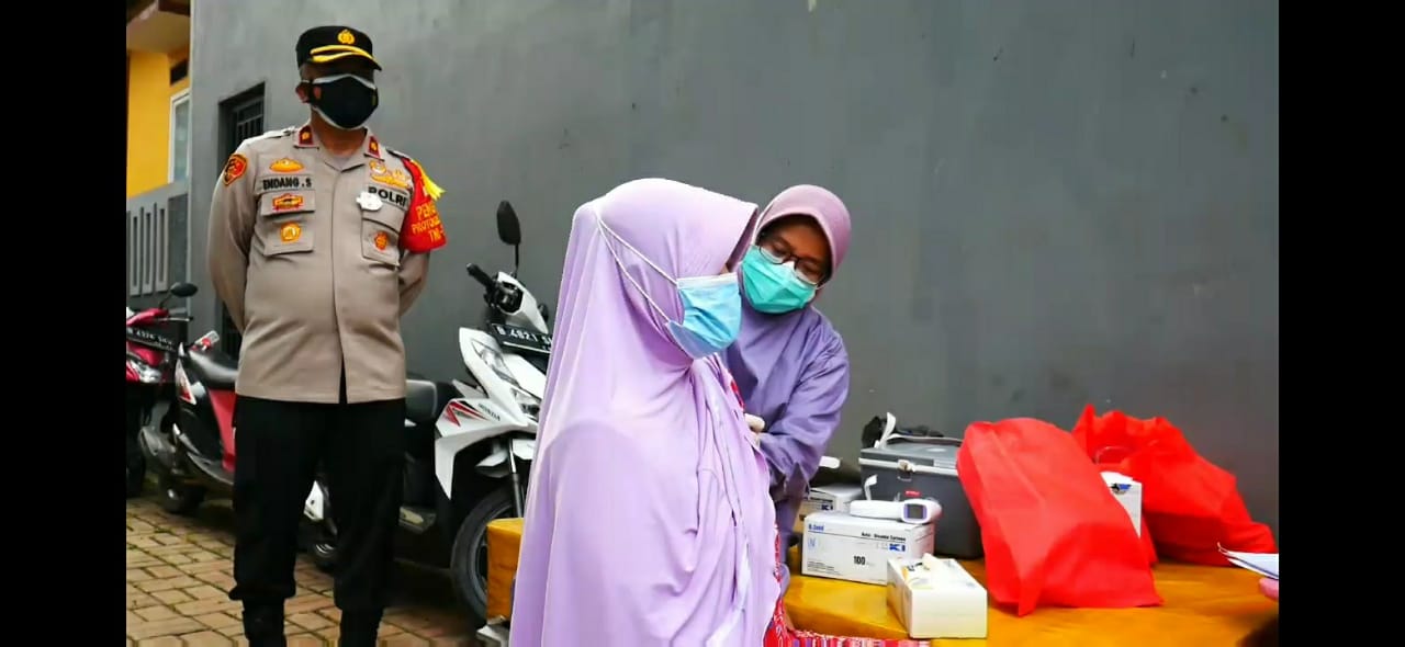 Vaksinasi Jemput Bola untuk Lansia Ala Polsek Jagakarsa di Lenteng Agung  1