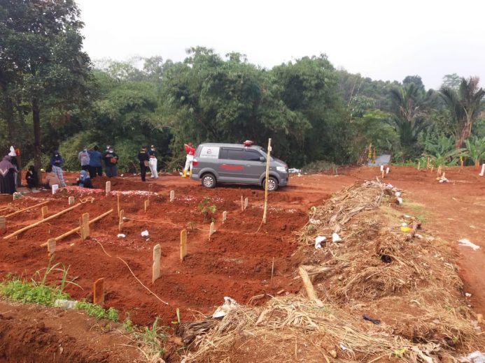 Makam Covid-19 di TPU Pasir Putih Sawangan Amblas 11