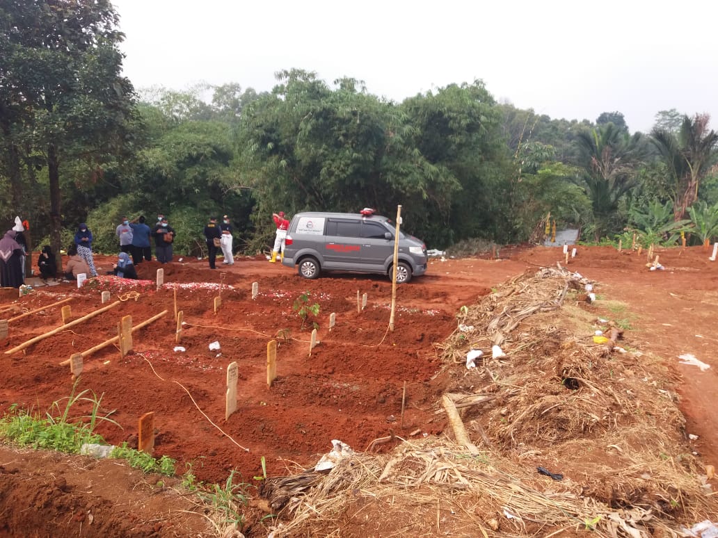 Makam Covid-19 di TPU Pasir Putih Sawangan Amblas 1
