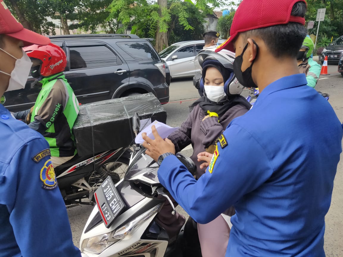 PPKM Diperpanjang, Petugas Periksa STRP di Penyekatan 1