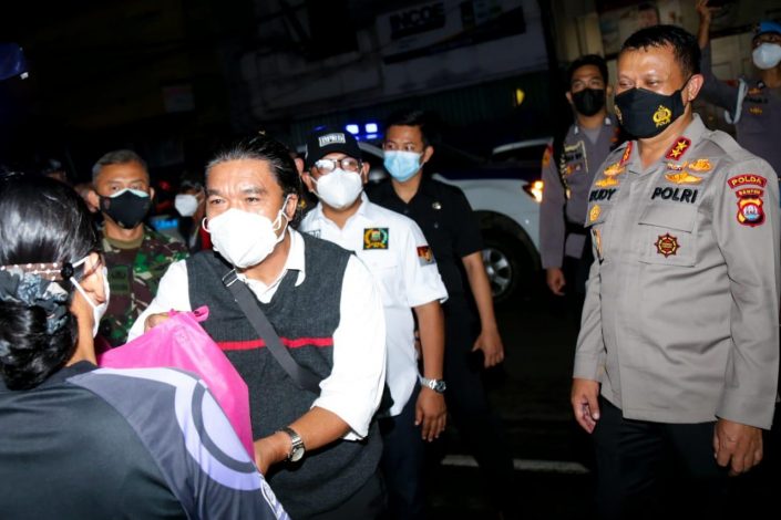 Sekda Al Muktabar Bersama Forkopimda Provinsi Banten Lakukan Patroli Bagikan Paket Bansos 26
