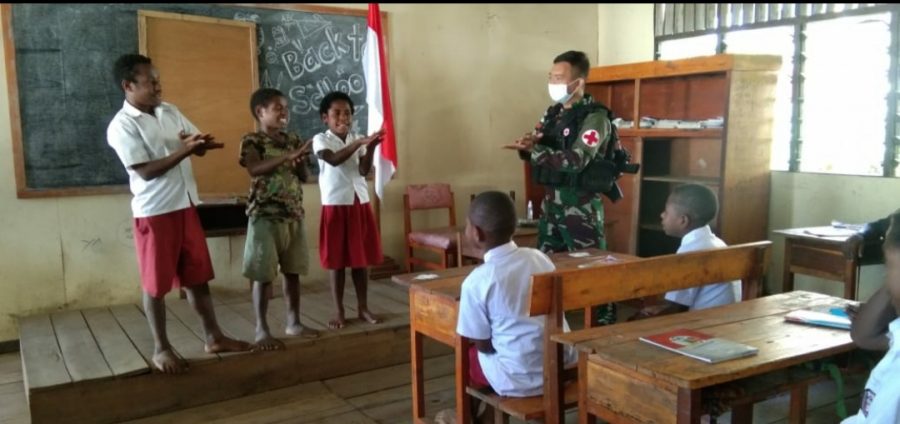 Peduli Terhadap Bahaya Penularan Covid-19, Satgas TNI Lakukan Sosialisasi Di Sekolah 10