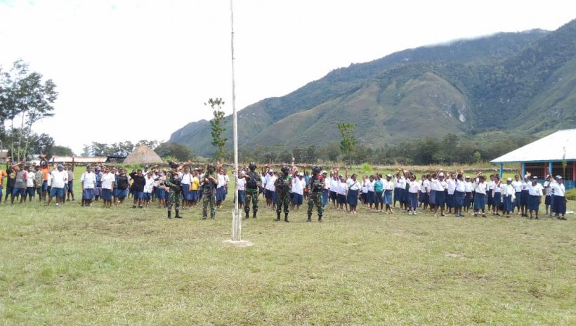 Tanamkan Rasa Cinta Tanah Air Kepada Generasi Muda Papua, Satgas TNI Latihkan Baris-Berbaris 63