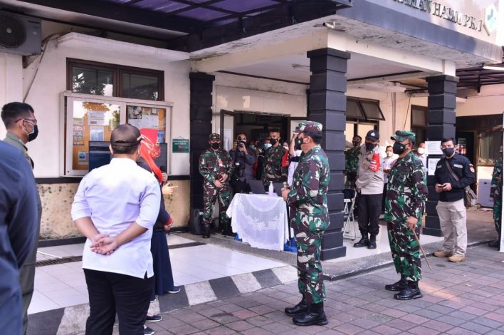 Panglima TNI Cek Penerapan Aplikasi Silacak dan Inarisk di Puskesmas Halim Perdanakusuma 62