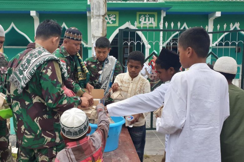 IMG-20210730-WA0010 Satgas TNI Adakan Kegiatan Jumat Berkah 10