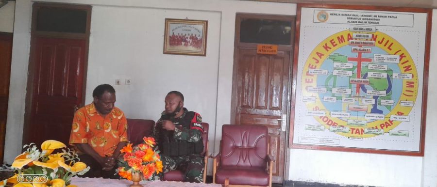 IMG-20210730-WA0015 Satgas Yonif RK 751/VJS Kunjungi Kantor Klasis Gereja Kingmi 12