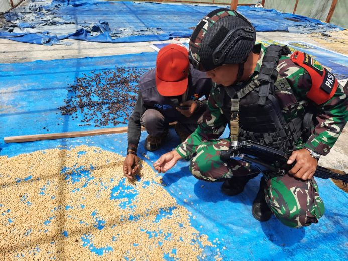 IMG-20210806-WA0015 Ciptakan Hubungan Harmonis, Satgas TNI Anjangsana ke Kepala Kampung Jagara Distrik Walesi 12