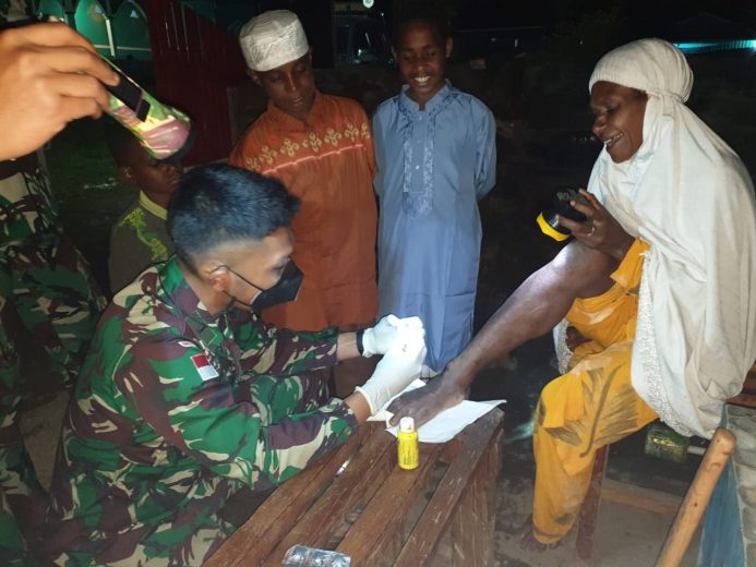 Satgas TNI Obati Warga yang Kecelakaan 10