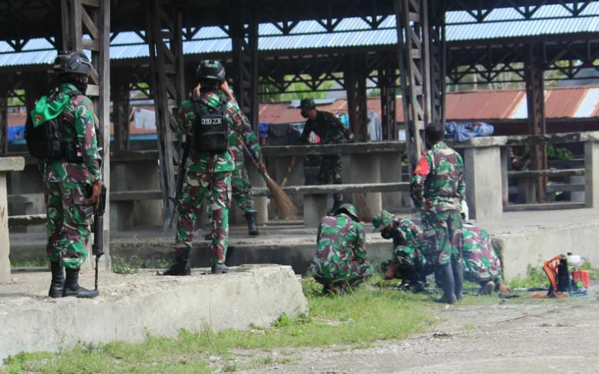 Sambut HUT Ke-76 Kemerdekaan RI, Satgas TNI Bersama Anggota Koramil Laksanakan Karya Bhakti 1