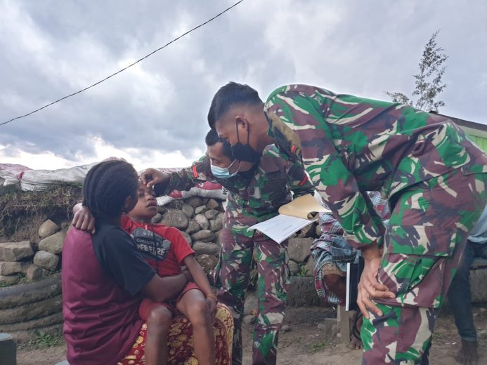 Satgas TNI Obati Masyarakat yang Sakit di Pegunungan Tengah Papua 9
