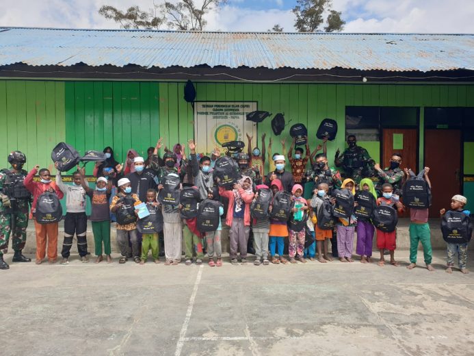 Sambut HUT Batalyon Ke-57, Satgas Yonif RK 751/VJS Menebar Senyum di Pegunungan Tengah Papua 12