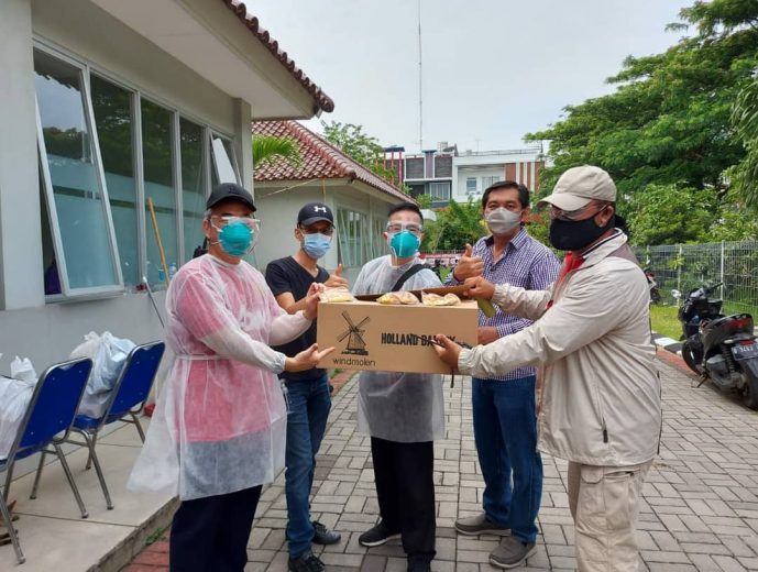 Dukung Vaksinasi, Warga Penjaringan Berikan Paket Konsumsi Untuk Nakes 13