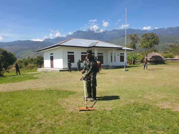 Dalam Rangka HUT RI Ke-76, Prajurit TNI Bersama Masyarakat Bersihkan Kantor Pemerintahan Distrik Walesi 69