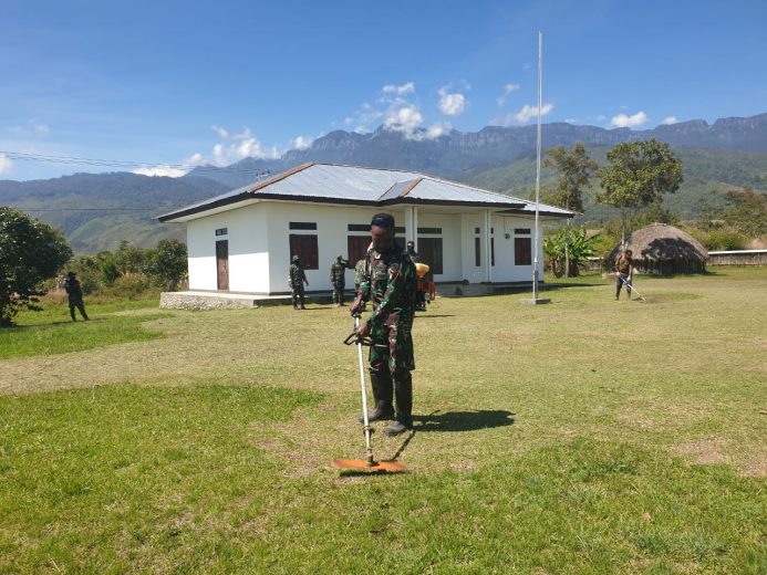 Dalam Rangka HUT RI Ke-76, Prajurit TNI Bersama Masyarakat Bersihkan Kantor Pemerintahan Distrik Walesi 9