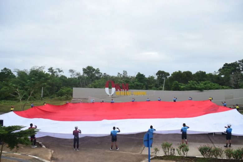 Danrem 174 Merauke Bentangkan Bendera Merah Putih  Raksasa  di Titik "0" KM Sota Merauke 9