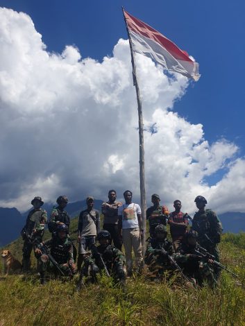 Peringati HUT Ke-76 RI, TNI Bersinergi Dengan Polri dan Tokoh Masyarakat Napak Tilas di Puncak Tertinggi Distrik Kanggime 56