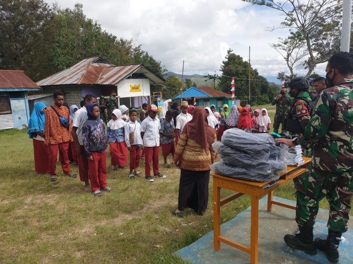 Sambut HUT Ke-76 RI, Satgas TNI Yonif 751 Berbagi Kebahagiaan Kepada Siswa-Siswi 10
