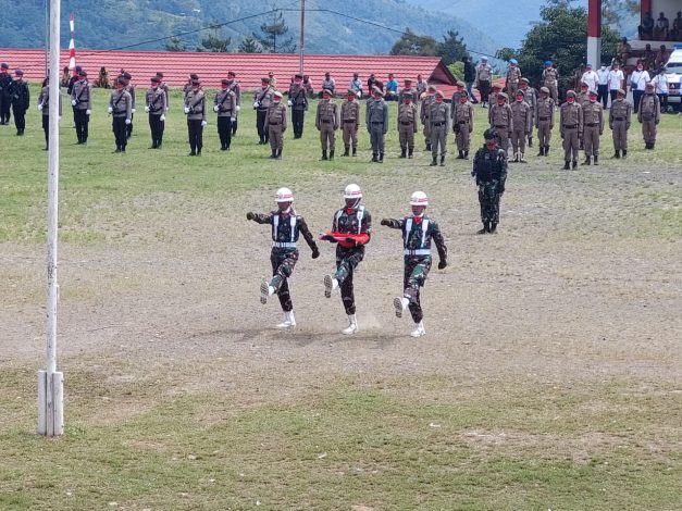 Satgas Yonif 751 Bantu Pemda Selenggarakan Upacara Pengibaran Bendera Merah Putih HUT Ke-76 RI di Tolikara 47