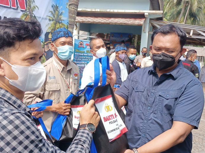 Peduli Kelompok Pelaku Pariwisata, Polda Banten Bagikan Ribuan Paket Sembako 10
