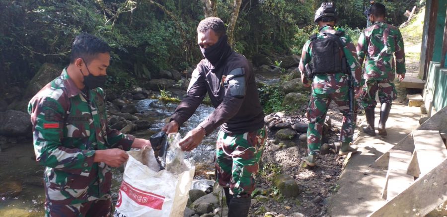 IMG-20210823-WA0011 Satgas Pamrahwan Yonif RK 751/VJS Kerja Bakti di Lokasi Wisata Air Terjun Walesi 10
