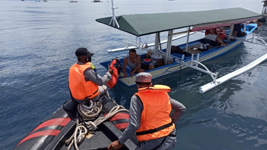 IMG-20210824-WA0031 Personel Bakamla RI Bagi-Bagi Bansos di Tengah Laut Manado 8