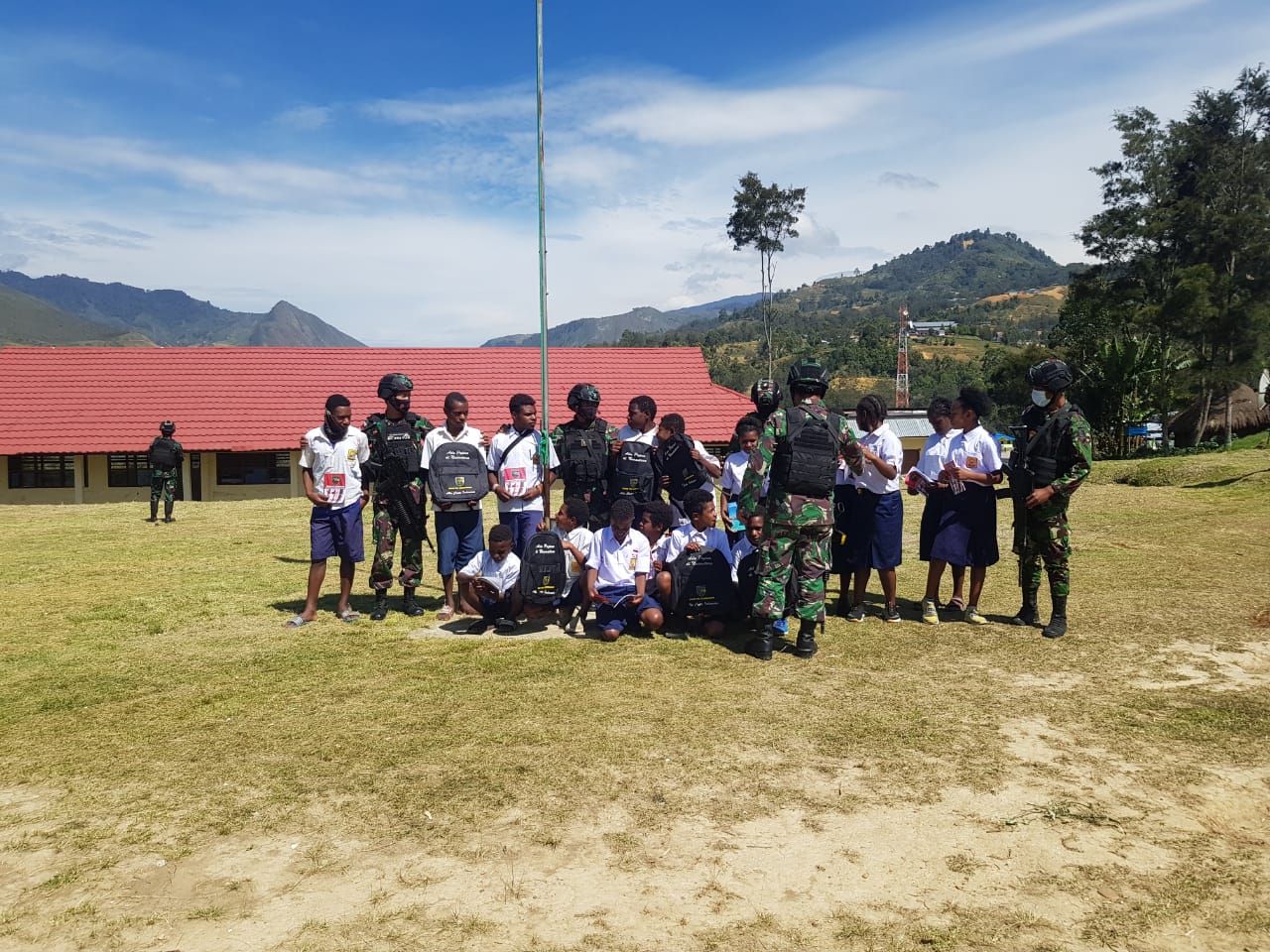 Satgas TNI Bagikan Tas dan Perlengkapan Sekolah Kepada Siswa di Papua 1